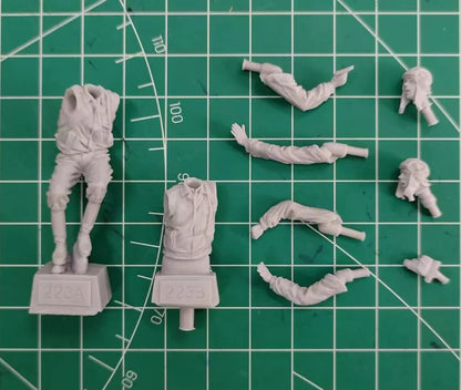 Miniature Toy 1/35 Resin Soldier Model Kit History Mini Soviet Tank Soldier Two GK Statue Unassembled and Unpainted DIY Diorama